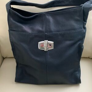 Leather shopper by B Makowsky.  Buttery soft and lightweight. 💙  beautiful navy